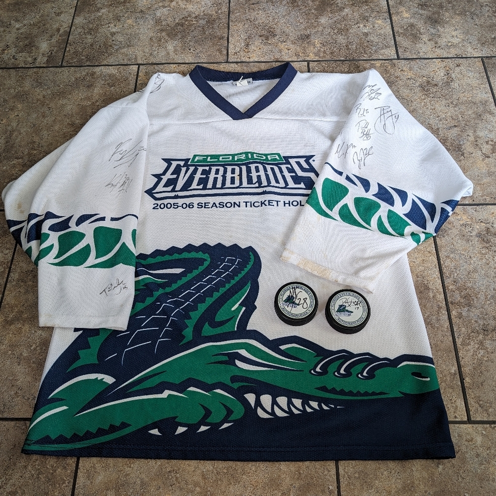 2005-6 Florida Everblades Team Signed Season Ticket Holder Jersey + 2 Pucks
